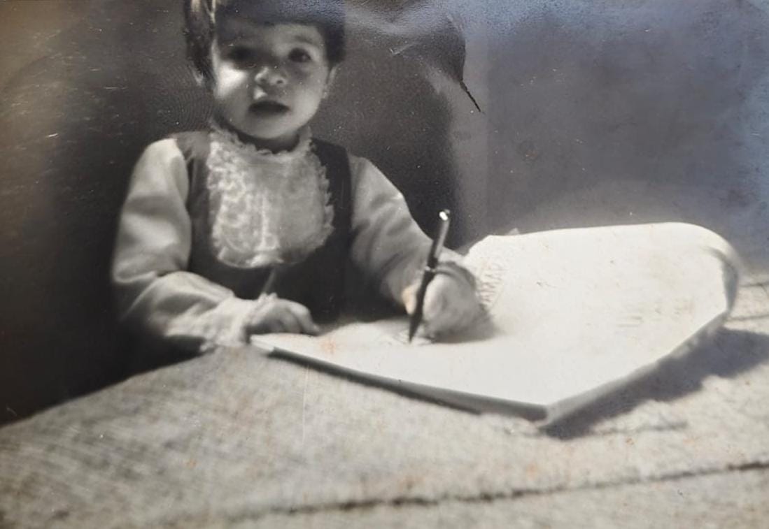 Cláudia Visoni ainda bem pequena, brincando de escrever em um caderno. Essa lembrança guardada no álbum de família mostra que a paixão pelas palavras começou muito antes de ela se tornar adulta.